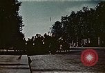 Standbild Gruppe Paraden Paris Frankreich, 1945, aus Sekunde 34 historischem Filmmaterial Videoclip 65675048974