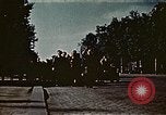 Standbild Gruppe Paraden Paris Frankreich, 1945, aus Sekunde 35 historischem Filmmaterial Videoclip 65675048974