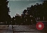 Standbild Gruppe Paraden Paris Frankreich, 1945, aus Sekunde 36 historischem Filmmaterial Videoclip 65675048974