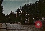 Standbild Gruppe Paraden Paris Frankreich, 1945, aus Sekunde 37 historischem Filmmaterial Videoclip 65675048974