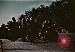 Standbild Gruppe Paraden Paris Frankreich, 1945, aus Sekunde 38 historischem Filmmaterial Videoclip 65675048974
