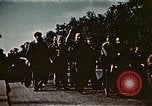 Standbild Gruppe Paraden Paris Frankreich, 1945, aus Sekunde 39 historischem Filmmaterial Videoclip 65675048974