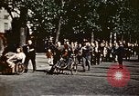 Standbild Gruppe Paraden Paris Frankreich, 1945, aus Sekunde 50 historischem Filmmaterial Videoclip 65675048974