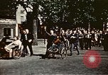 Standbild Gruppe Paraden Paris Frankreich, 1945, aus Sekunde 51 historischem Filmmaterial Videoclip 65675048974