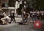 Standbild Gruppe Paraden Paris Frankreich, 1945, aus Sekunde 52 historischem Filmmaterial Videoclip 65675048974