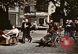 Standbild Gruppe Paraden Paris Frankreich, 1945, aus Sekunde 53 historischem Filmmaterial Videoclip 65675048974