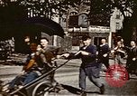 Standbild Gruppe Paraden Paris Frankreich, 1945, aus Sekunde 55 historischem Filmmaterial Videoclip 65675048974