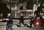 Standbild Gruppe Paraden Paris Frankreich, 1945, aus Sekunde 56 historischem Filmmaterial Videoclip 65675048974