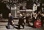 Standbild Gruppe Paraden Paris Frankreich, 1945, aus Sekunde 57 historischem Filmmaterial Videoclip 65675048974