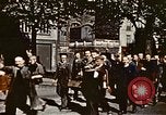 Standbild Gruppe Paraden Paris Frankreich, 1945, aus Sekunde 58 historischem Filmmaterial Videoclip 65675048974
