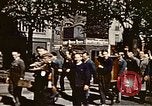Standbild Gruppe Paraden Paris Frankreich, 1945, aus Sekunde 59 historischem Filmmaterial Videoclip 65675048974