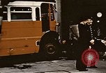 Standbild Double Decker bus London England Vereinigtes Königreich, 1945, aus Sekunde 10 historischem Filmmaterial Videoclip 65675048982