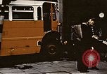 Standbild Double Decker bus London England Vereinigtes Königreich, 1945, aus Sekunde 11 historischem Filmmaterial Videoclip 65675048982