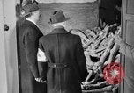 Immagine di La popolazione civile tedesca tour campo di concentramento di Dachau dopo la sua liberazione Baviera Germania, 1945, secondo 4 filmato di repertorio 65675049039