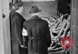 Immagine di La popolazione civile tedesca tour campo di concentramento di Dachau dopo la sua liberazione Baviera Germania, 1945, secondo 5 filmato di repertorio 65675049039