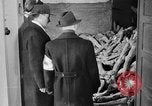 Immagine di La popolazione civile tedesca tour campo di concentramento di Dachau dopo la sua liberazione Baviera Germania, 1945, secondo 7 filmato di repertorio 65675049039