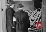 Immagine di La popolazione civile tedesca tour campo di concentramento di Dachau dopo la sua liberazione Baviera Germania, 1945, secondo 8 filmato di repertorio 65675049039