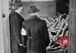 Immagine di La popolazione civile tedesca tour campo di concentramento di Dachau dopo la sua liberazione Baviera Germania, 1945, secondo 9 filmato di repertorio 65675049039