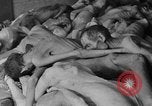 Immagine di La popolazione civile tedesca tour campo di concentramento di Dachau dopo la sua liberazione Baviera Germania, 1945, secondo 19 filmato di repertorio 65675049039
