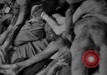 Immagine di La popolazione civile tedesca tour campo di concentramento di Dachau dopo la sua liberazione Baviera Germania, 1945, secondo 27 filmato di repertorio 65675049039