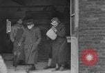 Immagine di La popolazione civile tedesca tour campo di concentramento di Dachau dopo la sua liberazione Baviera Germania, 1945, secondo 33 filmato di repertorio 65675049039