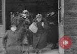 Immagine di La popolazione civile tedesca tour campo di concentramento di Dachau dopo la sua liberazione Baviera Germania, 1945, secondo 35 filmato di repertorio 65675049039