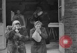 Immagine di La popolazione civile tedesca tour campo di concentramento di Dachau dopo la sua liberazione Baviera Germania, 1945, secondo 37 filmato di repertorio 65675049039