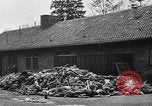 Immagine di La popolazione civile tedesca tour campo di concentramento di Dachau dopo la sua liberazione Baviera Germania, 1945, secondo 42 filmato di repertorio 65675049039