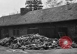 Immagine di La popolazione civile tedesca tour campo di concentramento di Dachau dopo la sua liberazione Baviera Germania, 1945, secondo 43 filmato di repertorio 65675049039