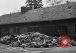 Immagine di La popolazione civile tedesca tour campo di concentramento di Dachau dopo la sua liberazione Baviera Germania, 1945, secondo 45 filmato di repertorio 65675049039