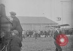 Immagine di Il giro del mondo volantini Washington DC USA, 1924, secondo 21 filmato di repertorio 65675049054