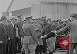 Immagine di Il giro del mondo volantini Washington DC USA, 1924, secondo 28 filmato di repertorio 65675049054