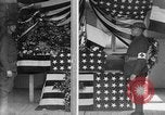 Immagine di Scrigno avvolto nella Bandiera americana Francia, 1918, secondo 6 filmato di repertorio 65675049096