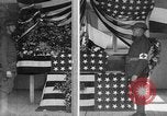 Immagine di Scrigno avvolto nella Bandiera americana Francia, 1918, secondo 8 filmato di repertorio 65675049096