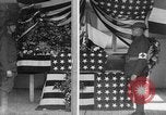 Immagine di Scrigno avvolto nella Bandiera americana Francia, 1918, secondo 9 filmato di repertorio 65675049096