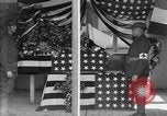 Immagine di Scrigno avvolto nella Bandiera americana Francia, 1918, secondo 15 filmato di repertorio 65675049096