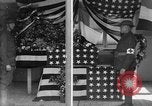 Immagine di Scrigno avvolto nella Bandiera americana Francia, 1918, secondo 16 filmato di repertorio 65675049096