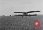 Image Première Guerre Mondiale avions et prospectus Rembercourt France, 1918, de la seconde 6 séquences d'archives historiques vidéo 65675049111