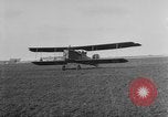 Image Première Guerre Mondiale avions et prospectus Rembercourt France, 1918, de la seconde 7 séquences d'archives historiques vidéo 65675049111