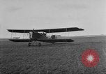 Image Première Guerre Mondiale avions et prospectus Rembercourt France, 1918, de la seconde 8 séquences d'archives historiques vidéo 65675049111