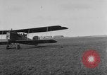 Image Première Guerre Mondiale avions et prospectus Rembercourt France, 1918, de la seconde 9 séquences d'archives historiques vidéo 65675049111