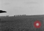Image Première Guerre Mondiale avions et prospectus Rembercourt France, 1918, de la seconde 11 séquences d'archives historiques vidéo 65675049111