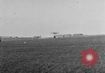 Image Première Guerre Mondiale avions et prospectus Rembercourt France, 1918, de la seconde 13 séquences d'archives historiques vidéo 65675049111