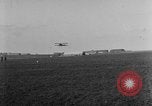 Image Première Guerre Mondiale avions et prospectus Rembercourt France, 1918, de la seconde 14 séquences d'archives historiques vidéo 65675049111