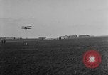 Image Première Guerre Mondiale avions et prospectus Rembercourt France, 1918, de la seconde 15 séquences d'archives historiques vidéo 65675049111