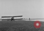 Image Première Guerre Mondiale avions et prospectus Rembercourt France, 1918, de la seconde 17 séquences d'archives historiques vidéo 65675049111