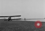 Image Première Guerre Mondiale avions et prospectus Rembercourt France, 1918, de la seconde 18 séquences d'archives historiques vidéo 65675049111