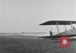 Image Première Guerre Mondiale avions et prospectus Rembercourt France, 1918, de la seconde 25 séquences d'archives historiques vidéo 65675049111