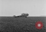 Image Première Guerre Mondiale avions et prospectus Rembercourt France, 1918, de la seconde 27 séquences d'archives historiques vidéo 65675049111