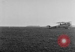 Image Première Guerre Mondiale avions et prospectus Rembercourt France, 1918, de la seconde 28 séquences d'archives historiques vidéo 65675049111